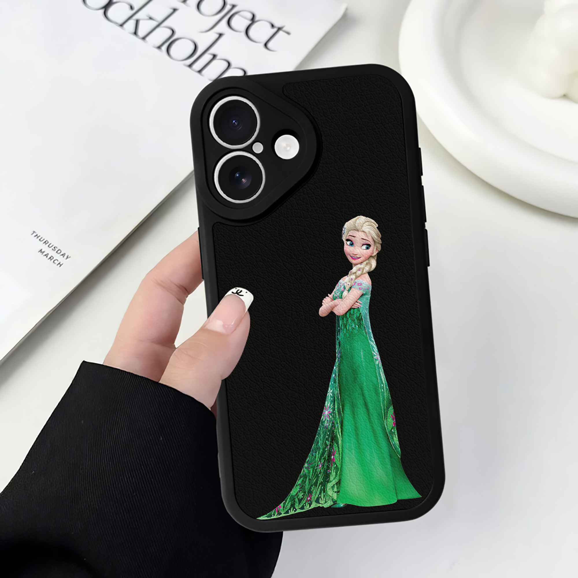 （画像用） アナと雪の女王 アンナ エルサ Frozen Anna Elsa 【iPhone 16シリーズ対応】シリコンスマホケース（レザー調） 材質：シリコン